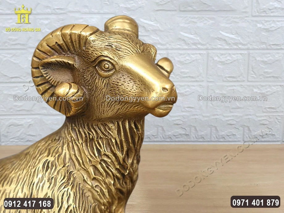Gương mặt c&oacute; hồn của linh vật d&ecirc; được chạm khắc sắc n&eacute;t